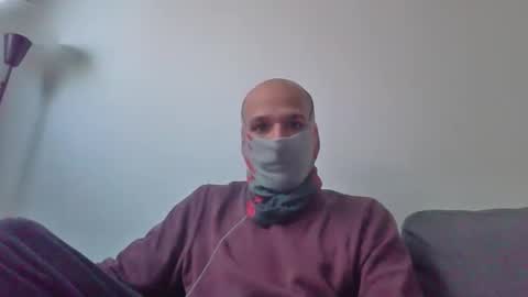 Scarf guy online show from 11/26/25, 09:10