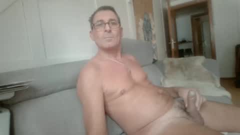 Snapshot of thhe13 chatting on 01/10/25, 11:54 thhe13 online show from 01/10/25, 11:54