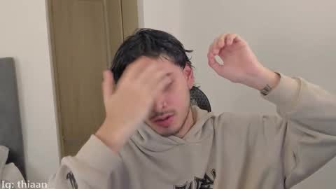 Snapshot of thiaan__ chatting on 11/16/25, 08:25 thiaan__ online show from 11/16/25, 08:25