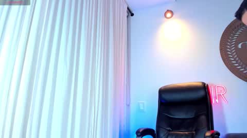 Snapshot of thiagoferrari1 chatting on 11/12/25, 05:41 thiago online show from 11/12/25, 05:41