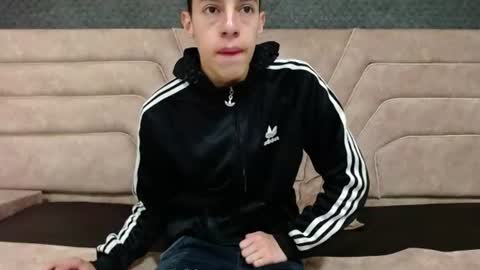 Snapshot of thiagos19 chatting on 07/15/26, 12:32 Thiago online show from 07/15/26, 12:32