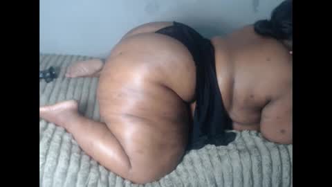 Snapshot of thickassmamie26 chatting on 06/01/26, 06:26 thickassmamie26 online show from 06/01/26, 06:26