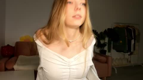 Snapshot of thisisamelia chatting on 03/09/25, 05:06 Amelia shows on mondays fridays and sundays if anything changes im giving updates on my fansly online show from 03/09/25, 05:06