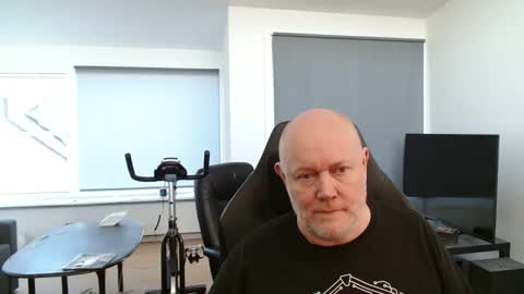 thomash32 online show from 09/23/25, 08:06