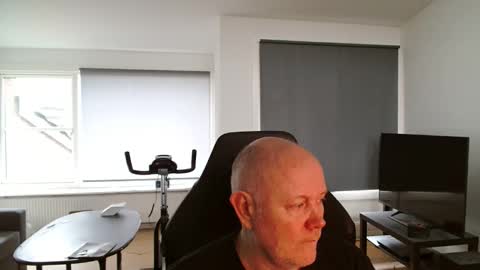 thomash32 online show from 10/07/25, 07:16