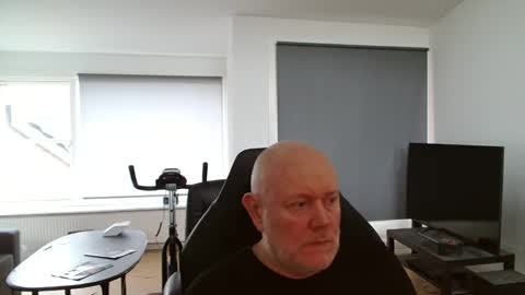 thomash32 online show from 10/14/25, 07:31