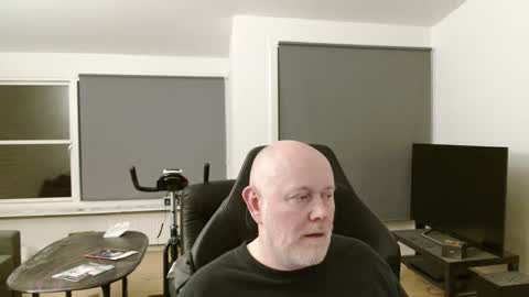 thomash32 online show from 10/16/25, 08:54