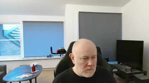 thomash32 online show from 10/24/25, 06:21