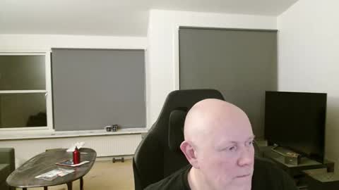 thomash32 online show from 10/27/25, 09:19