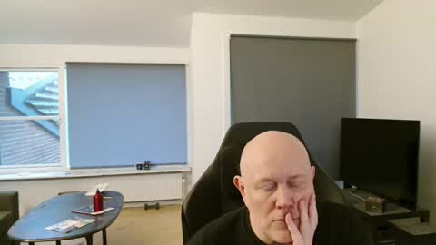 thomash32 online show from 10/29/25, 03:25