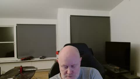 thomash32 online show from 11/30/25, 08:57