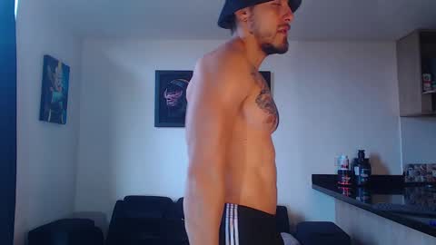 Snapshot of thomashoward31 chatting on 02/02/25, 09:23 Thomas online show from 02/02/25, 09:23