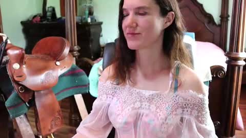Snapshot of thornbury_rose chatting on 04/26/26, 03:53 ThornburyRose online show from 04/26/26, 03:53