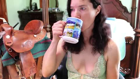Snapshot of thornbury_rose chatting on 05/01/26, 04:33 ThornburyRose online show from 05/01/26, 04:33