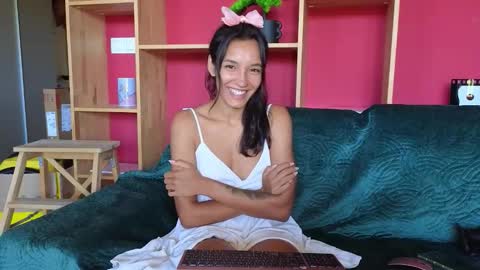 tia_j online show from 09/21/25, 11:45