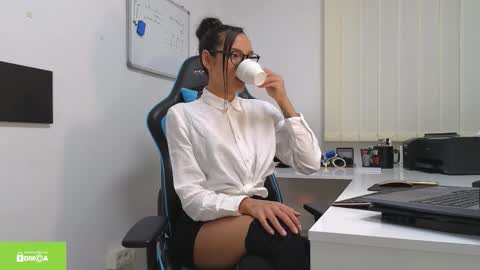 tia_j online show from 10/06/25, 05:43