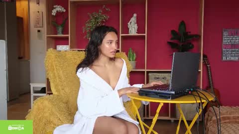 tia_j online show from 11/10/25, 07:18