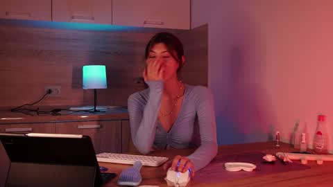 Im here on Fridays Saturdays Sundays  online show from 09/28/25, 05:40