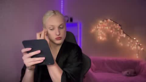 Amira online show from 10/28/25, 10:08