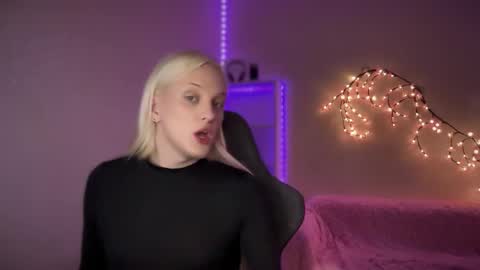 Snapshot of tiffany2005 chatting on 10/29/25, 10:39 Amira online show from 10/29/25, 10:39