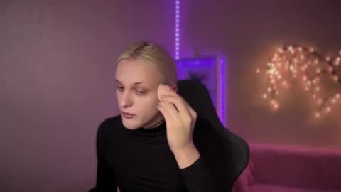 Snapshot of tiffany2005 chatting on 11/03/25, 08:59 Amira online show from 11/03/25, 08:59