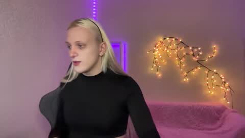 Snapshot of tiffany2005 chatting on 11/17/25, 09:04 Amira online show from 11/17/25, 09:04