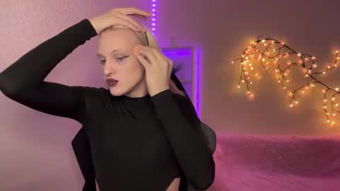 Snapshot of tiffany2005 chatting on 11/19/25, 09:42 Amira online show from 11/19/25, 09:42