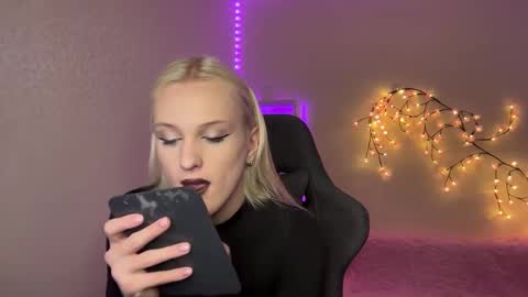 Snapshot of tiffany2005 chatting on 11/21/25, 09:19 Amira online show from 11/21/25, 09:19