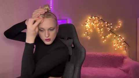 Snapshot of tiffany2005 chatting on 11/25/25, 09:31 Amira online show from 11/25/25, 09:31