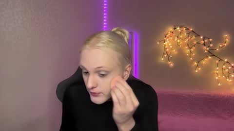 Snapshot of tiffany2005 chatting on 11/26/25, 09:54 Amira online show from 11/26/25, 09:54