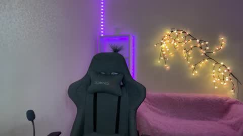 Snapshot of tiffany2005 chatting on 12/01/25, 11:37 Amira online show from 12/01/25, 11:37