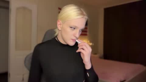 Snapshot of tiffany2005 chatting on 12/15/25, 09:13 Amira online show from 12/15/25, 09:13