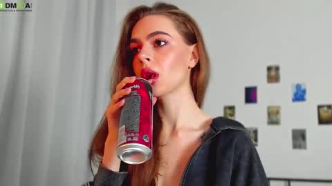 Snapshot of tiffany_loong chatting on 09/24/25, 10:35 tiffany online show from 09/24/25, 10:35