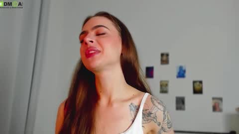 Snapshot of tiffany_loong chatting on 10/17/25, 11:07 tiffany online show from 10/17/25, 11:07