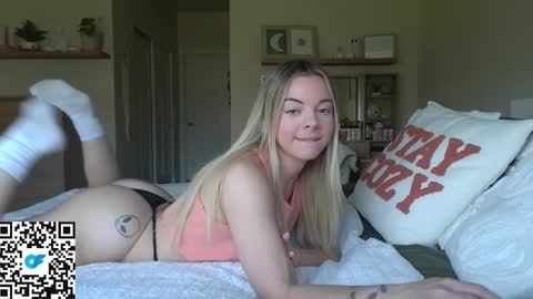 Snapshot of tiffbabyyyyy chatting on 09/22/25, 08:33 tiff online show from 09/22/25, 08:33