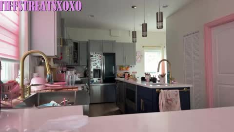 Snapshot of tiffstreatsxoxo chatting on 06/26/26, 05:28 Tiffstreatsxoxo online show from 06/26/26, 05:28