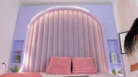 Snapshot of tiffvalentinee_ chatting on 10/18/25, 08:42 Tiffany online show from 10/18/25, 08:42