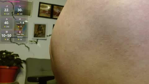 Snapshot of tiina_hz chatting on 10/09/25, 12:52 Tiina hz online show from 10/09/25, 12:52