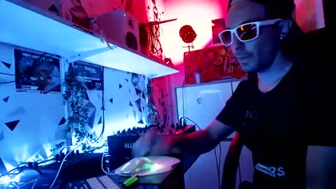 Snapshot of timsfeet chatting on 09/19/25, 09:04 m0rty Kitty online show from 09/19/25, 09:04