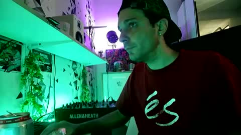 Snapshot of timsfeet chatting on 10/01/25, 01:17 m0rty Kitty online show from 10/01/25, 01:17