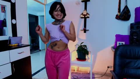 I AM BELLA  ----------- follow my  IG  TINNS 69 online show from 01/15/25, 08:20