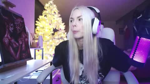 stage Kylie Sinner  brand CLITBAIT online show from 12/19/25, 08:43