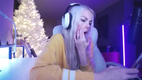 stage Kylie Sinner  brand CLITBAIT online show from 02/05/26, 09:36