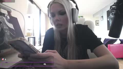 stage Kylie Sinner  brand CLITBAIT online show from 04/29/26, 04:00