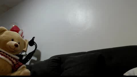 Snapshot of tod916 chatting on 12/17/25, 08:37 LuckyLaura online show from 12/17/25, 08:37