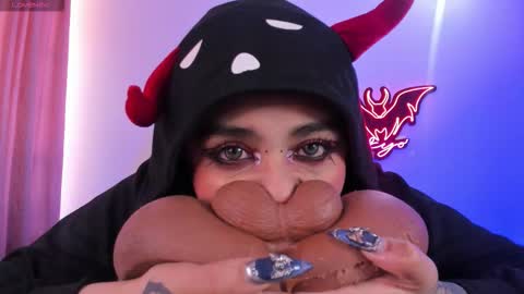   Independent model online show from 09/11/25, 06:08