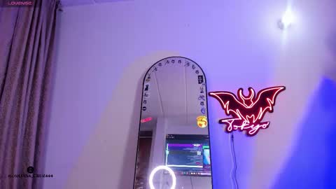   Independent model online show from 10/05/25, 11:46