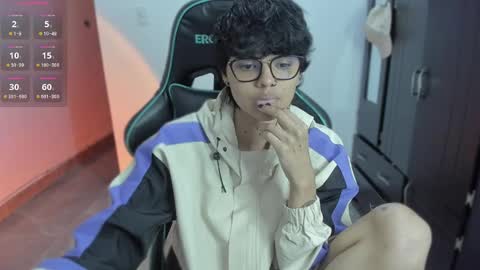 Snapshot of tokyo_uwu chatting on 12/29/24, 07:50 sofi 3 online show from 12/29/24, 07:50