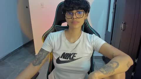 Snapshot of tokyo_uwu chatting on 01/23/25, 04:30 sofi 3 online show from 01/23/25, 04:30