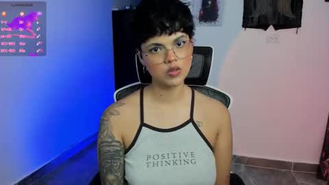 Snapshot of tokyo_uwu chatting on 10/18/25, 02:58 sofi 3 online show from 10/18/25, 02:58